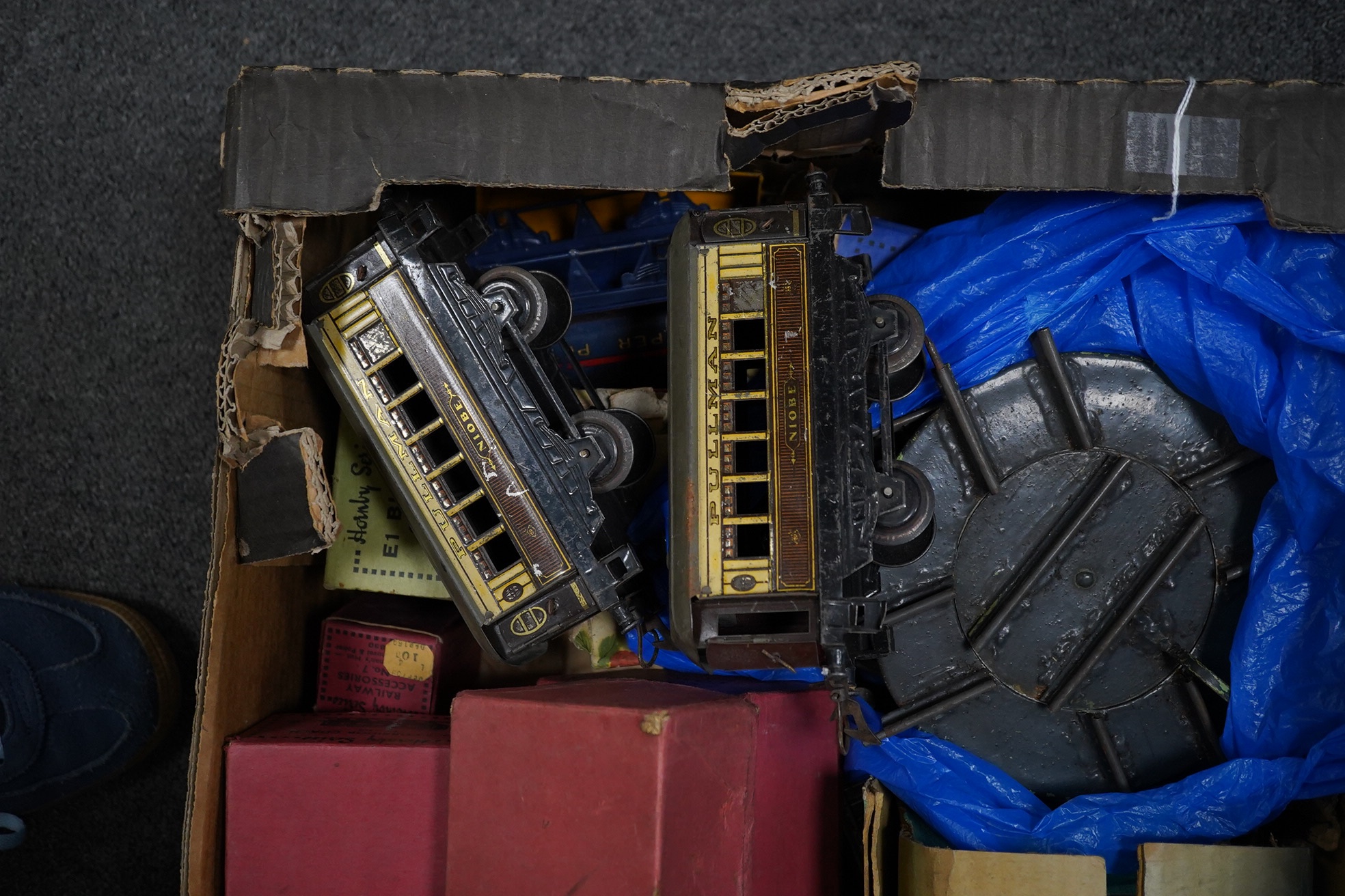 A collection of Hornby 0 Gauge tinplate railway including; a No.2 Special LNER 4-4-2T locomotive for three rail electric running, 1784, two boxed No.2 LNER teak Corridor Coaches, a boxed No.2 Lumber wagon, four freight w